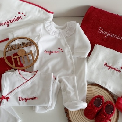 Conjunto de roupa de bebé branco e vermelha com nome bordado