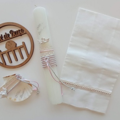 Conjunto com vela branca decorada, toalha branca rendada, placa de madeira redonda com texto e envelope decorativo