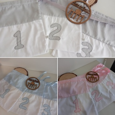 Três saquinhos numerados em algodão nas cores cinzento, azul e rosa claro