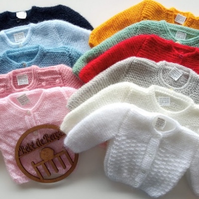 Casacos de malha infantis coloridos com botões