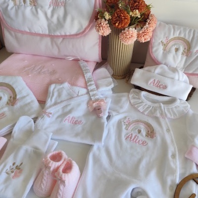 Conjunto de roupa de bebé branco e rosa com bordados e sapatinhos cor-de-rosa
