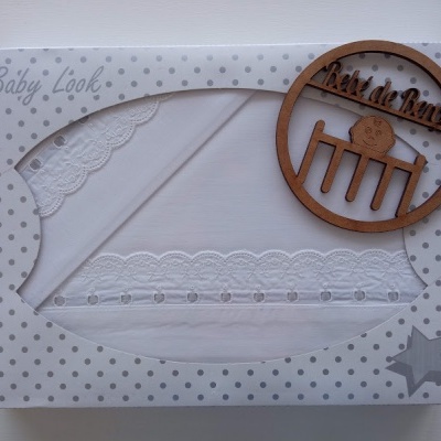 Caixa de roupa de bebé branca com bordados e ornamento de madeira com texto