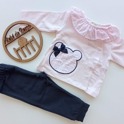 Conjunto de roupa para bebé com camisola rosa e calças pretas