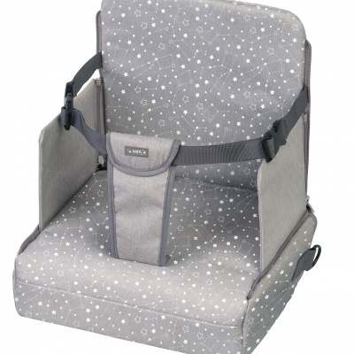 cadeira elevatória portátil para crianças cinzenta com estrelas brancas e cintos de segurança pretos