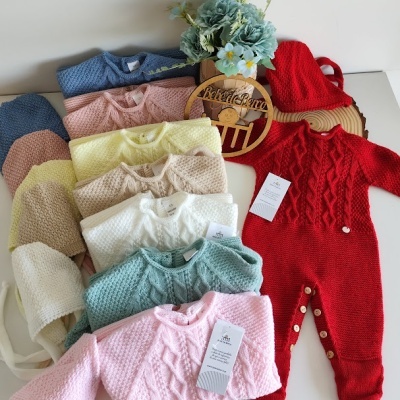 Conjunto de macacões de bebé em várias cores com padrões tricotados e botões