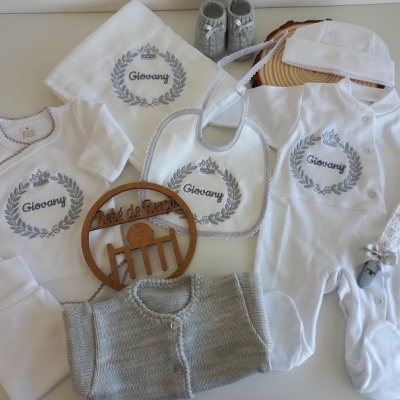 Conjunto de roupa de bebé branco e cinzento com nome bordado Giovana e acessórios