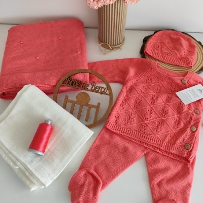 Conjunto de roupa de bebé coral com manta e flores