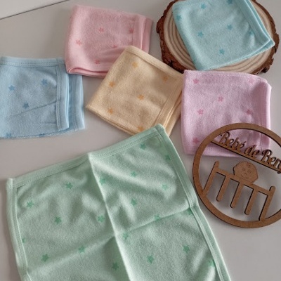 Toalhas pequenas coloridas com estrelas e suporte de madeira com texto