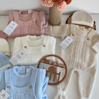 Conjuntos de roupa de bebê em malha tricotada de cores variadas com gorros e placa decorativa de madeira
