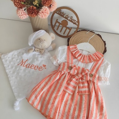 Vestido de bebé às riscas laranja e branco com peluche e pano personalizado.