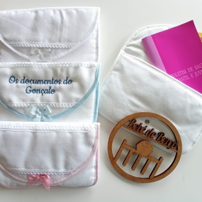 Capas brancas para documentos com bordados e objetos em fundo branco