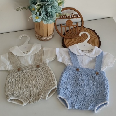 Conjuntos de roupa para bebé com calções de malha tricotada bege e azul e camisolas brancas com gola, tamanho 1M.