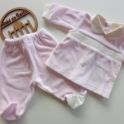 Conjunto de bebé rosa claro com gola branca e calças com pezinhos