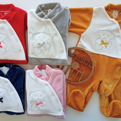 Conjunto de mantas brancas e macacão mostarda com ursinhos bordados para bebé