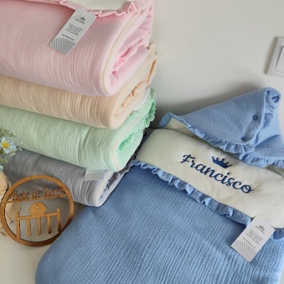 Mantass e saco de dormir para bebé em algodão com cores pastel e bordado Francisco