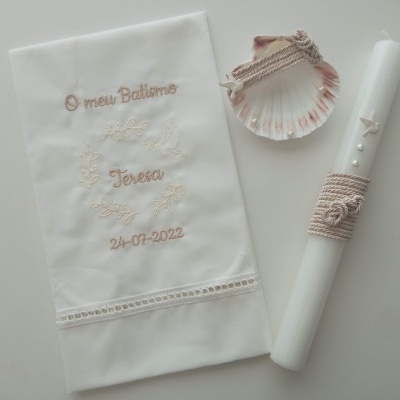 Conjunto para batismo com toalha branca bordada, vela decorada, e concha rosada