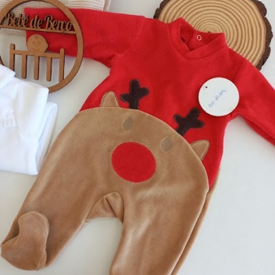 Roupa de bebé com camisola vermelha e calças com padrão de rena castanhas