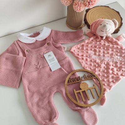 Roupas de bebé rosa em malha com doudou urso e ornamento de madeira