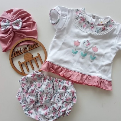 Conjunto de bebé com camisola branca e rosa bordada, tapa-fraldas floral e gorro rosa com laço floral
