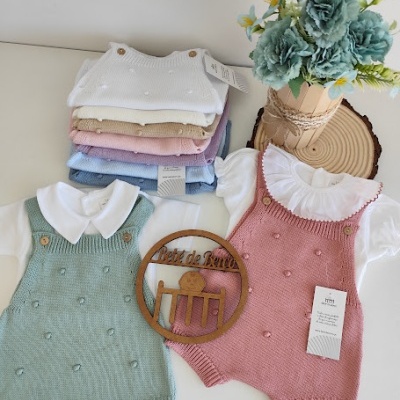 Conjuntos de roupa de bebé coloridos de malha com camisolas brancas e flores decorativas azuis