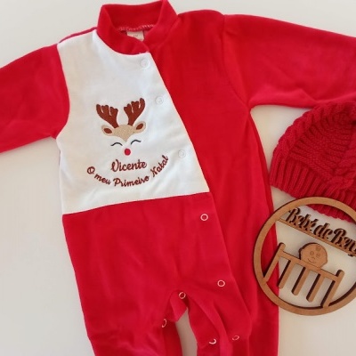 Macacão de bebé vermelho e branco com desenho de rena e gorro vermelho ao lado