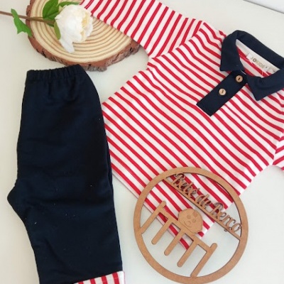 Conjunto roupa infantil riscas vermelhas e brancas com calças azuis e detalhes