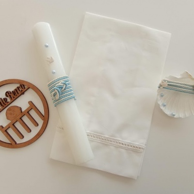 Conjunto de vela, pano, concha decorados em branco e azul e placa de madeira com texto batizado