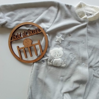 Macacão branco para bebé com bordado de ursinho e estrela