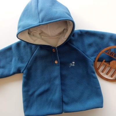 Casaco azul polar com capuz bege e logótipo de madeira 'Kreativ'