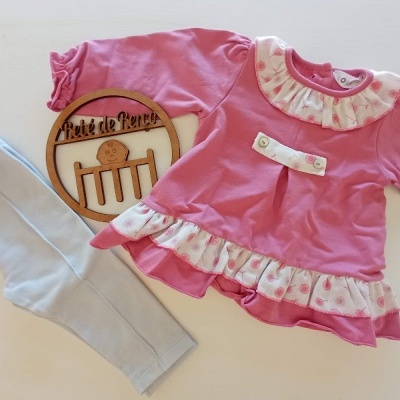 Conjunto de roupa para bebé rosa e branco com placa de madeira Rota de Peixes
