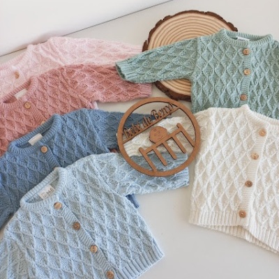 Casacos de malha coloridos para bebé com botões de madeira
