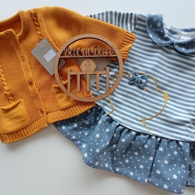 Casaco laranja de malha e vestido cinzento às riscas com padrão de estrelas para bebé
