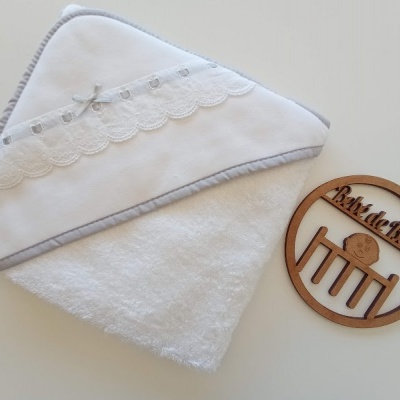 Toalha de bebé branca com capuz bordado e emblema de madeira