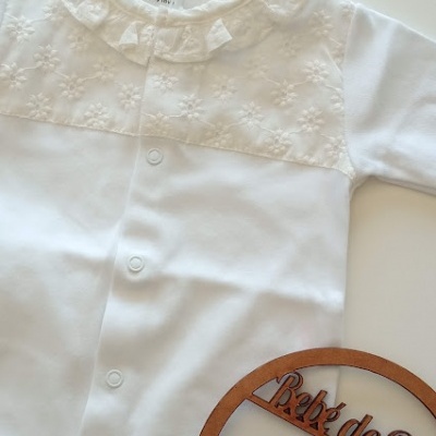 Macacão branco de bebé com bordados florais e gola com folhos