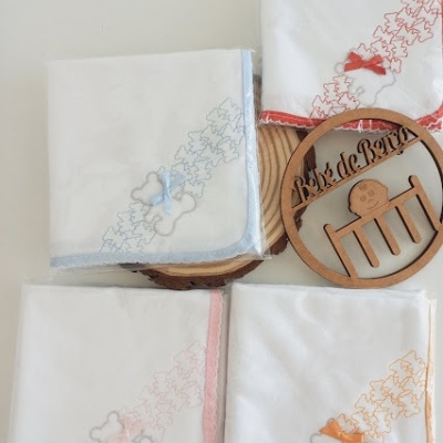 Fraldas bordadas brancas com ursinhos e estrelas em quatro cores diferentes