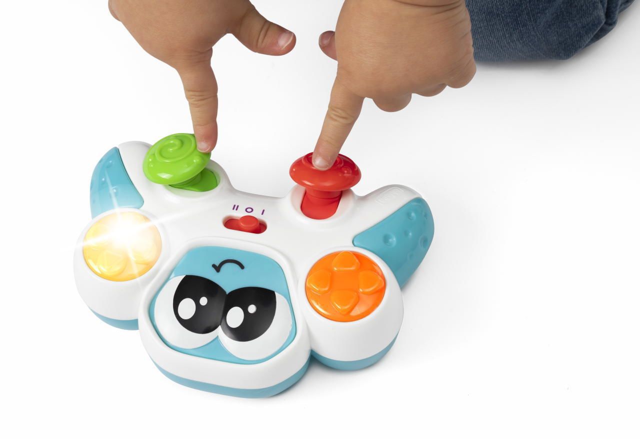 Comando de videojogo infantil com botões coloridos e luz acesa