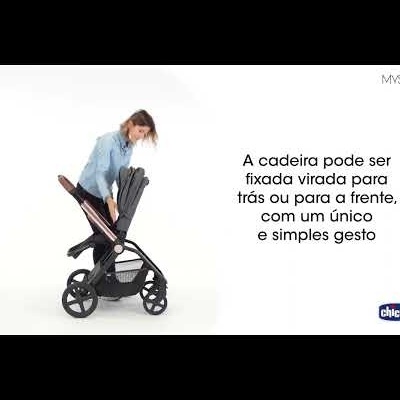 Carrinho de bebé preto com texto em português ao lado