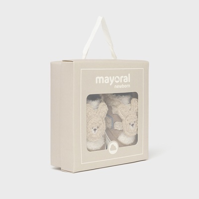 Caixa bege com pantufas de bebé peludas cor bege com rosto de coelho