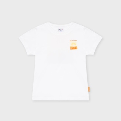 T-shirt branca de manga curta com pequena estampa amarela no peito