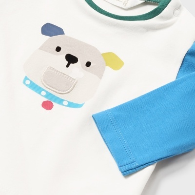 Camisola de bebé branca com mangas azuis e estampa de cão colorido