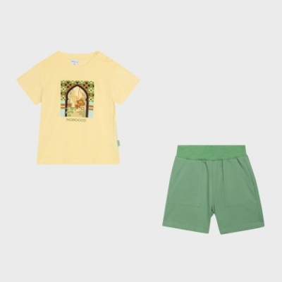 Conjunto infantil t-shirt amarela com estampa e calções verdes