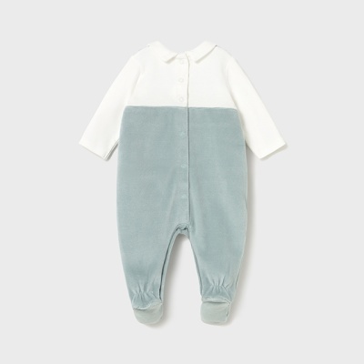 Pijama de bebé branco e azul claro com botões e gola arredondada