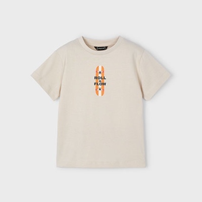 T-shirt bege com estampa de skate e texto no centro