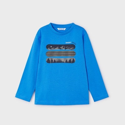 camisola azul de criança com estampado de montanhas e árvores