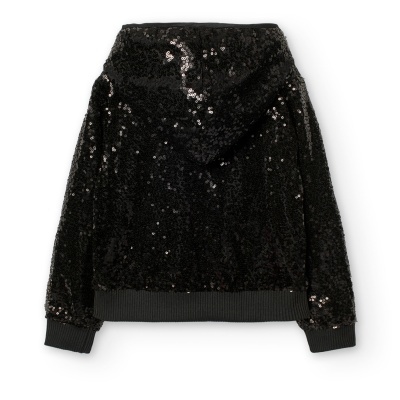 Casaco preto com lantejoulas e capuz visto por trás