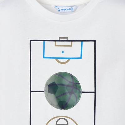 Camisola branca com desenho de campo de basquetebol e bola verde