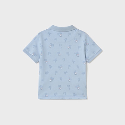 Camisola pólo infantil azul claro com padrão estampado
