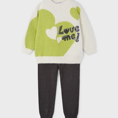 Conjunto infantil de camisola branca e verde com texto 'Love me!' e calças pretas de malha.
