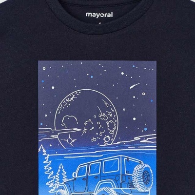 T-shirt preta com estampa de carro todo-o-terreno, lua e estrelas
