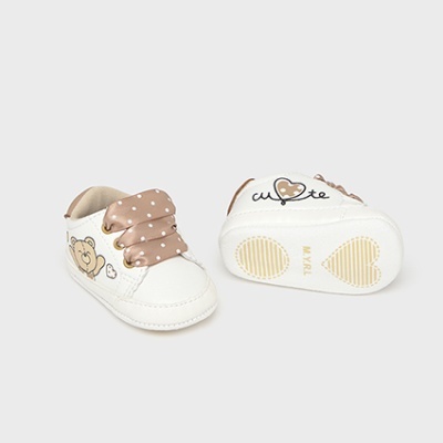 Sapatinhos de bebé brancos com atacadores castanhos às bolinhas e desenhos de ursos